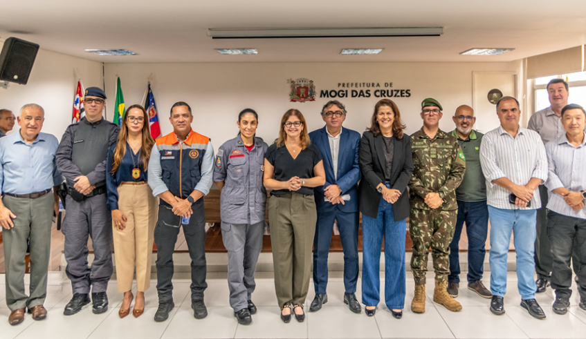 Ao lado de autoridades da cidade, a prefeita Mara Bertaiolli lançou a Operação Verão 2025/2026 (Divulgação/PMMC)