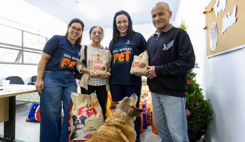 Filomena Galhardo, moradora da Ponte Grande e que cuida de 40 cães, foi uma das protetoras de animais beneficiadas com a doação de ração (Divulgação/PMMC)