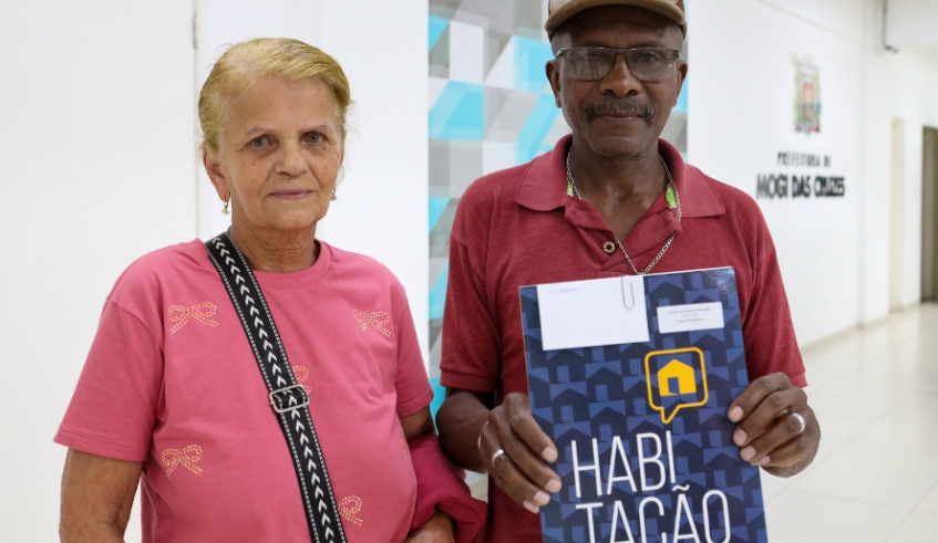 Prefeita Mara Bertaiolli, ao lado da equipe da Habitação, entregou mais 63 títulos de regularização a famílias de núcleos de interesse social nesta quarta-feira (Divulgação/PMMC)