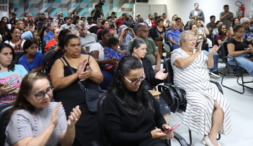 Prefeita Mara Bertaiolli, ao lado da equipe da Habitação, entregou mais 63 títulos de regularização a famílias de núcleos de interesse social nesta quarta-feira (Divulgação/PMMC)