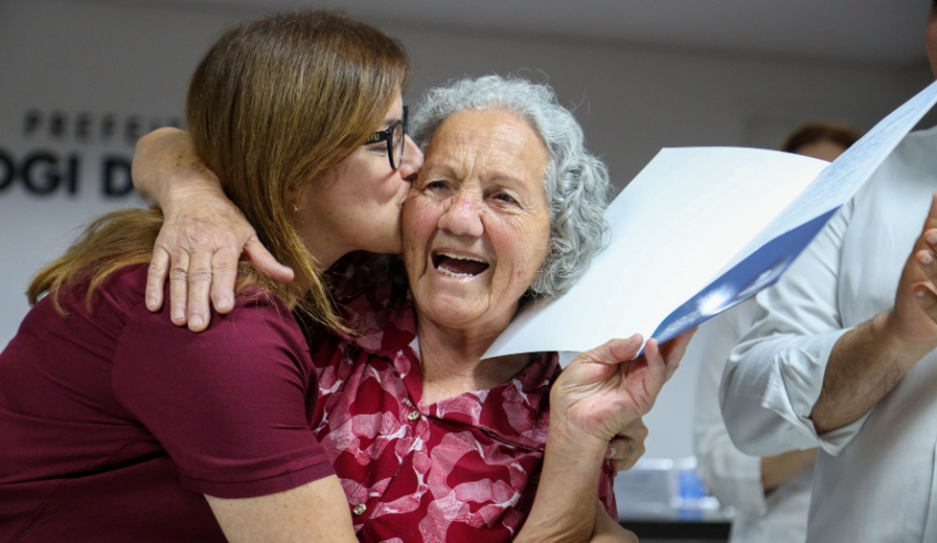 Prefeita Mara Bertaiolli, ao lado da equipe da Habitação, entregou mais 63 títulos de regularização a famílias de núcleos de interesse social nesta quarta-feira (Divulgação/PMMC)