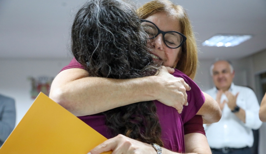 Prefeita Mara Bertaiolli, ao lado da equipe da Habitação, entregou mais 63 títulos de regularização a famílias de núcleos de interesse social nesta quarta-feira (Divulgação/PMMC)