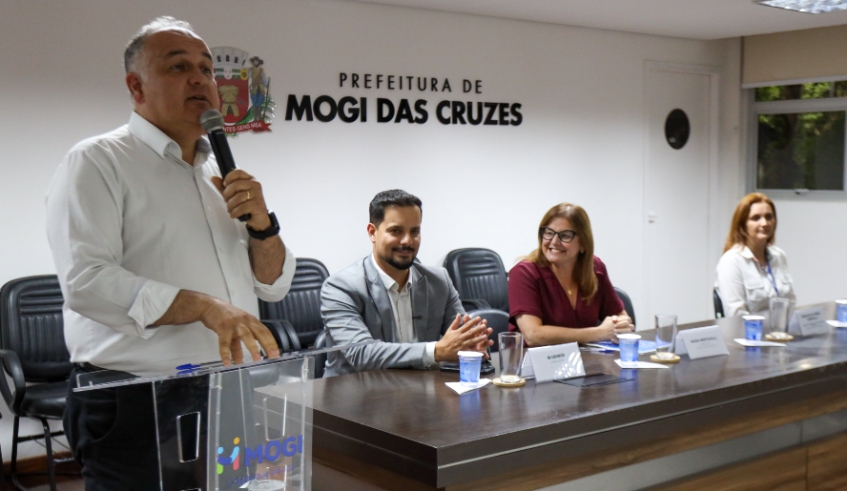 Prefeita Mara Bertaiolli, ao lado da equipe da Habitação, entregou mais 63 títulos de regularização a famílias de núcleos de interesse social nesta quarta-feira (Divulgação/PMMC)