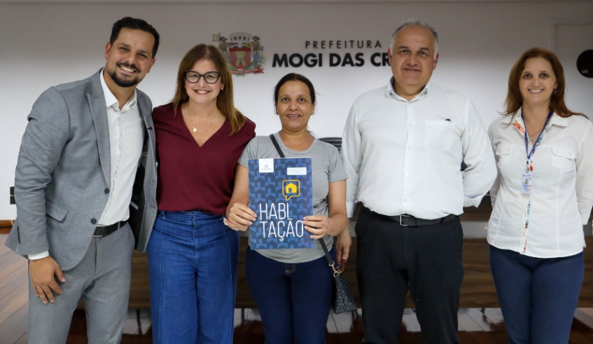 Prefeita Mara Bertaiolli, ao lado da equipe da Habitação, entregou mais 63 títulos de regularização a famílias de núcleos de interesse social nesta quarta-feira (Divulgação/PMMC)