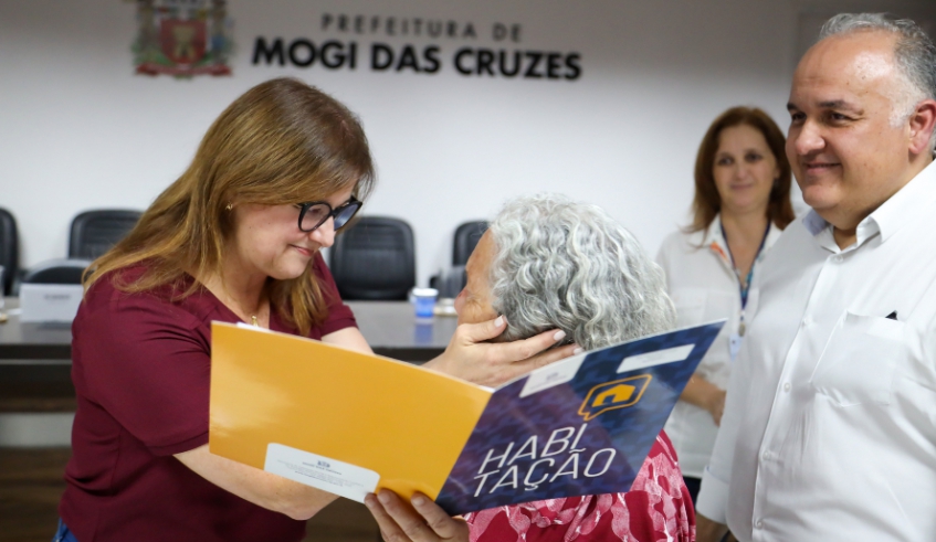 Prefeita Mara Bertaiolli, ao lado da equipe da Habitação, entregou mais 63 títulos de regularização a famílias de núcleos de interesse social nesta quarta-feira (Divulgação/PMMC)