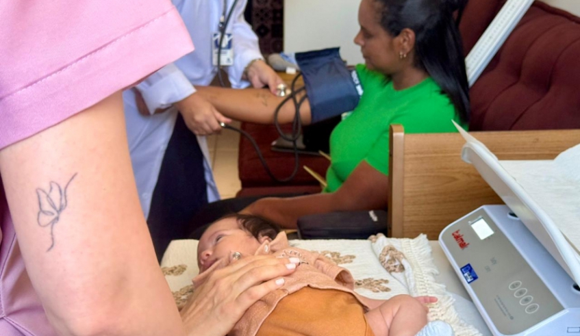 Equipe do programa Mãe Mogiana em Casa, durante visita à mãe Ana Carolina e ao bebê Bernardo (Divulgação - PMMC)
