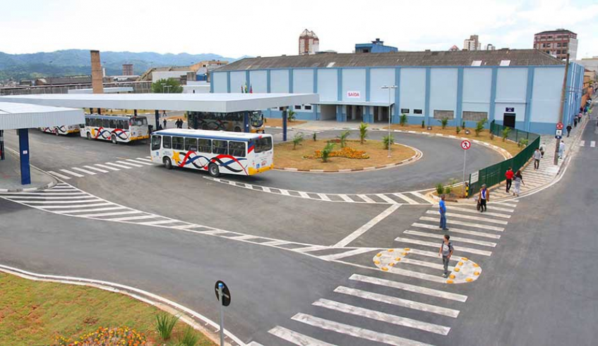Equipes da Secretaria de Mobilidade e Trânsito de Mogi das Cruzes estão no Terminal Central e no bairro Manoel Ferreira orientando passageiros e fiscalizando a linha (Divulgação/PMMC)