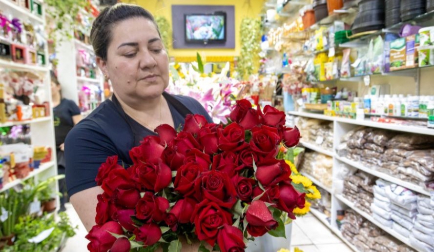 O setor de flores é o mais procurado pelos consumidores nas últimas semanas, segundo a permissionária Celma de Deus