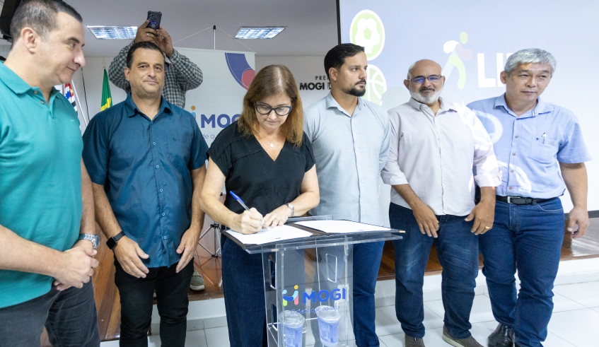 Prefeita Mara Bertaiolli assinou o decreto que regulamenta a nova Lei de Incentivo ao Desporto, ao lado de vereadores, durante evento desta segunda-feira (Divulgação/PMMC)