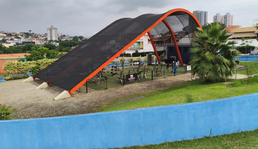 Nova cobertura na Academia do Jovem foi instalada após fiscalização da Secretaria Municipal de Esportes e Lazer e trará melhorias para a prática de atividades físicas (Divulgação/PMMC)