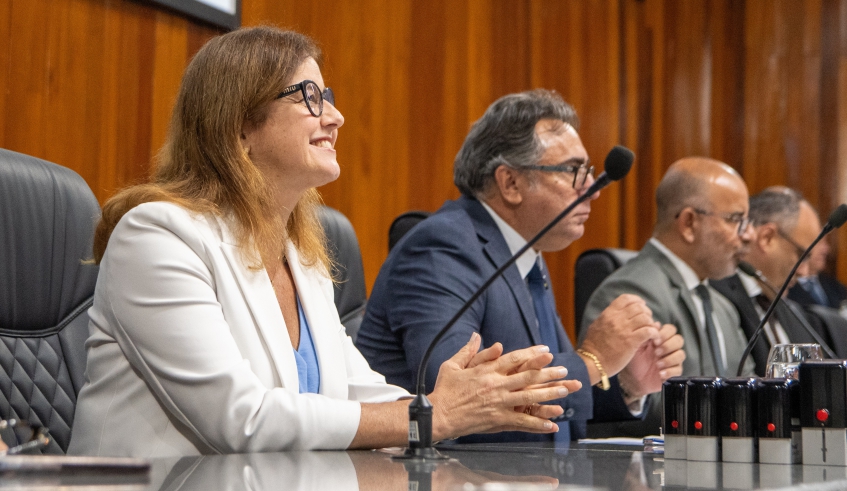 Prefeita Mara Bertaiolli durante a abertura do Legislativo, ao lado do presidente da Câmara de Mogi das Cruzes, José Francimário Vieira de Macedo, o Farofa (Divulgação/PMMC)