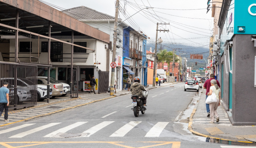 A rua Braz Cubas, no cruzamento com a Professor Flaviano de Melo, está entre os trechos que serão interditados durante a passagem dos blocos (Divulgação/PMMC)