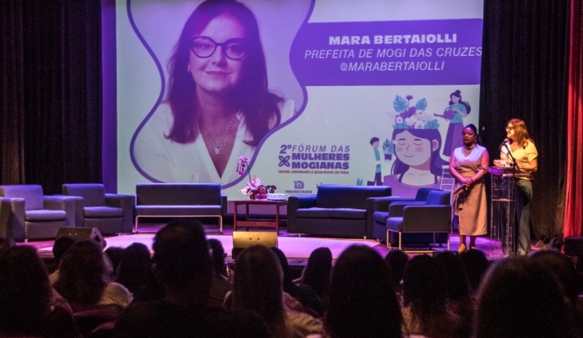 Prefeita Mara Bertaiolli e secretária Livia Bolina abriram o 2º Fórum das Mulheres Mogianas, no Theatro Vasques, neste sábado (07/03) - (Divulgação - PMMC)