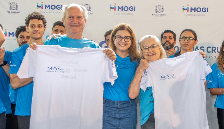 Houve ainda a entrega simbólica de camisetas do programa a participantes da melhor idade, representados por um casal de alunos do projeto. (Divulgação/PMMC)