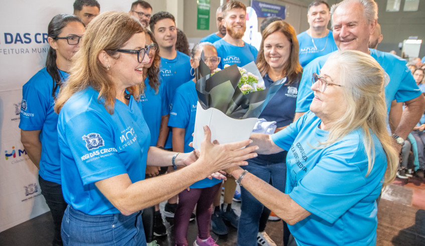 Durante o evento, houve a entrega de flores à prefeita Mara Bertaiolli. (Divulgação/PMMC)