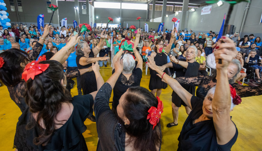 A cerimônia contou com apresentação de dança "A Bela e a Fera", realizada por integrantes do grupo 60+ que participa dos Jogos da Melhor Idade (JOMI). (Divulgação/PMMC)