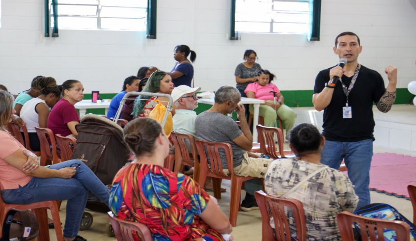 O médico gionecologista Rafael Albuquerque falou sobre saúde da mulher às moradoras