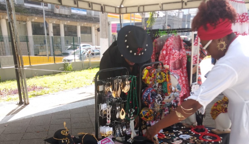 Feira afro foi uma das atrações da programação cultural "Mogi Abraça o Centro", neste sábado(28/03) - Divulgação PMMC