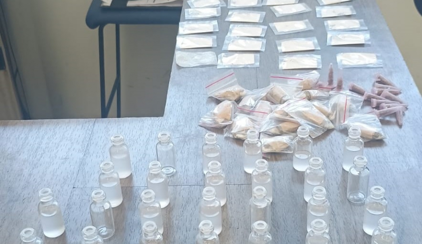 Com o suspeito foram apreendidos um rádio comunicador utilizado para passar informações e 244 porções de entorpecentes, que seriam vendidos (Divulgação/PMMC)