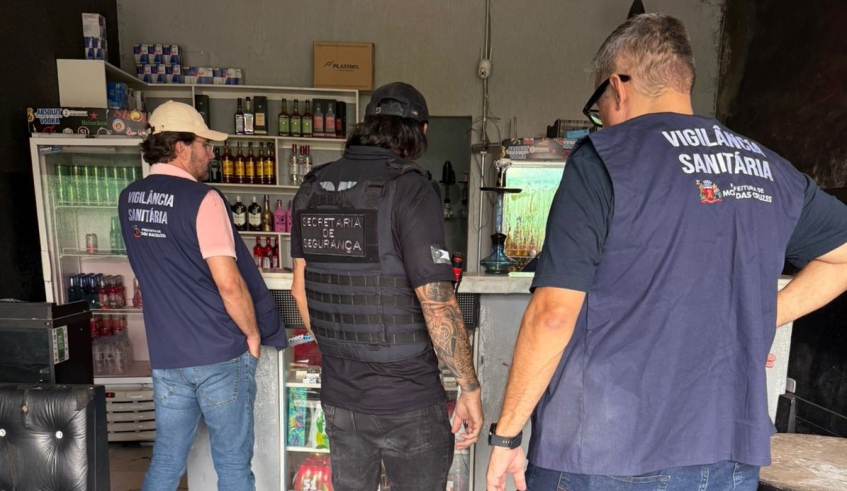 Estabelecimento interditado também foi autuado por falta de alvará e por manter aparelhos de narguilé, além do flagrante de cigarros sem documentação fiscal (Divulgação/PMMC)