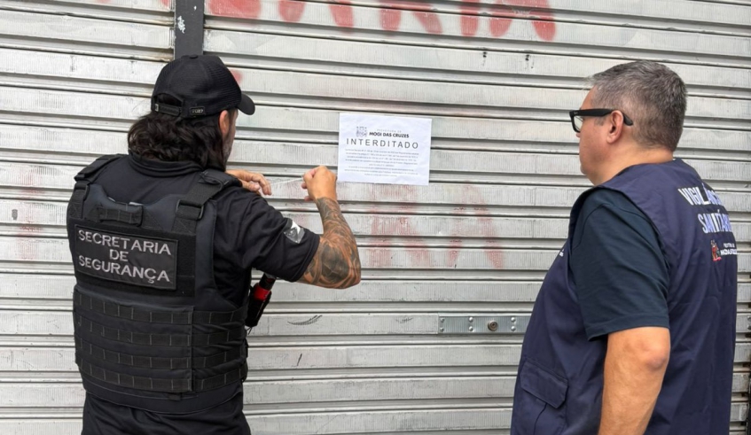 Estabelecimento interditado também foi autuado por falta de alvará e por manter aparelhos de narguilé, além do flagrante de cigarros sem documentação fiscal (Divulgação/PMMC)