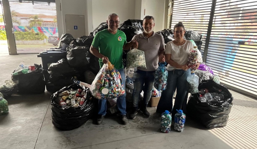 Secretária Patricia Cesare ao lado dos representantes dos Jogos Interescolares e da Cooperativa que atua na Usina de Triagem da Vila São Francisco (Divulgação/PMMC)